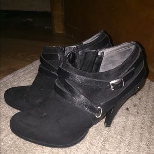 High heeled short cut boots